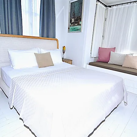 B House Hotel *