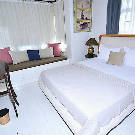 Hotel B House *