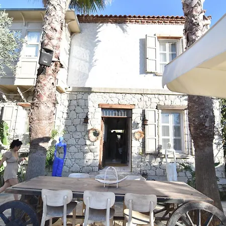 B House Hotel *