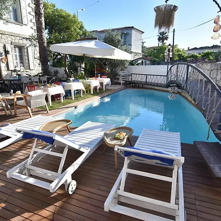 B House Hotel *