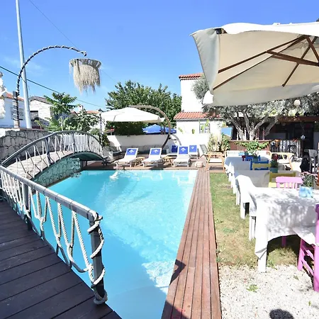 Hotel B House *