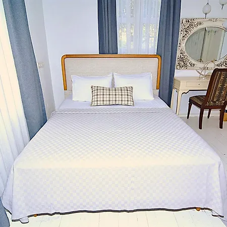 B House Hotel *